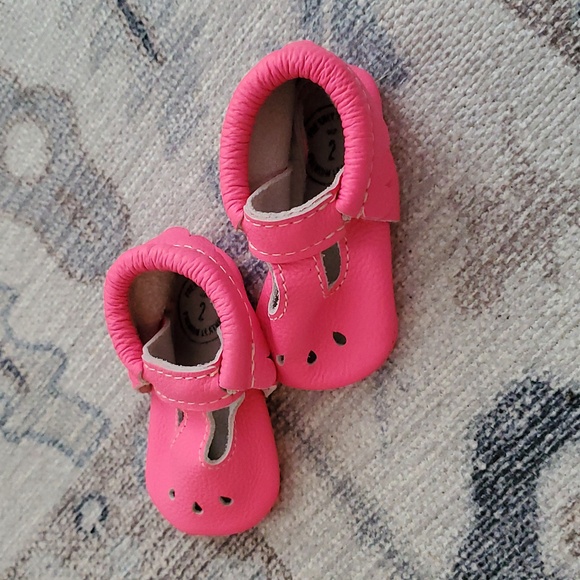 Freshly Picked Neon Pink Baby Girls Leather Crib Shoes Booties Sz2 - Picture 7 of 7